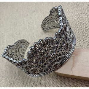 Queen’s Lace Metal Cuff- Silver